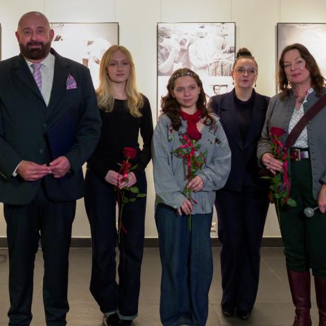 Studentki, kuratorka wystawy oraz przedstawiciele MZ, Poltransplantu oraz SCCS