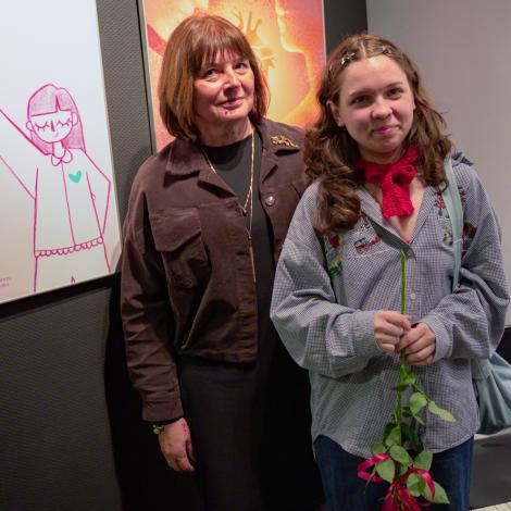 Studentka obok nagrodzonej pracy