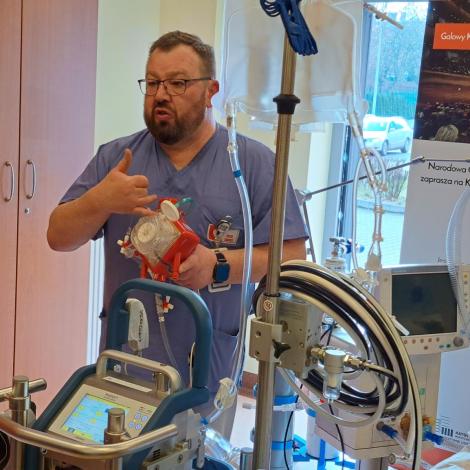 Perfuzjonista omawia budowę aparatu do ECMO