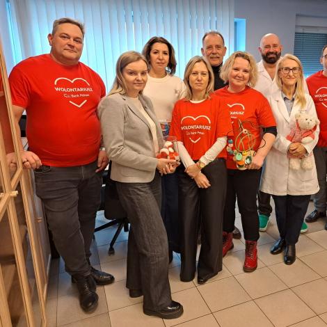 Dyrekcja szpitala, wolontariusze Banku Pekao w czerwonych koszulkach