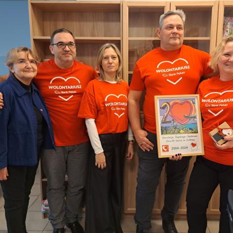 Szefowa Fundacji SCCS oraz wolontariusze Banku Pekao z Zabrza