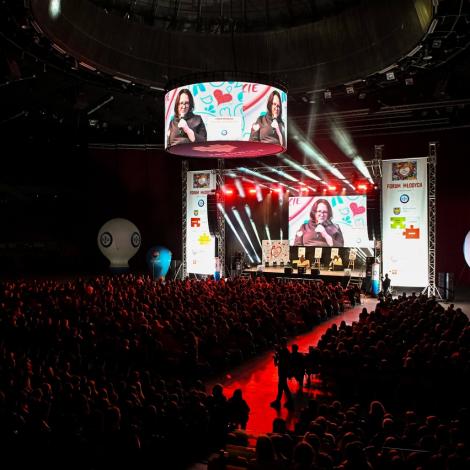 Widok na halę Spodek. Na ekranie dr J. Śliwka