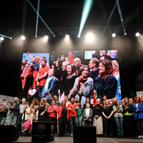 Uczestnicy Forum stoją wspólnie na scenie