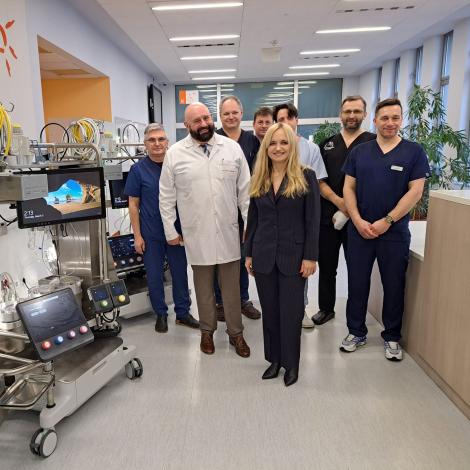 Minister Zdrowia z zespołem SCCS obok urządzenia zakupione z KPO