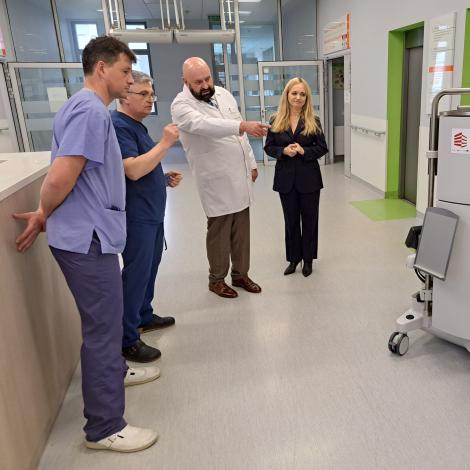 Pracownicy SCCS prezentują urządzenia zakupione z KPO