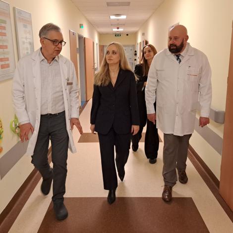 Dr Pawak oprowadza minister po oddziale kardiochirurgii dzieci