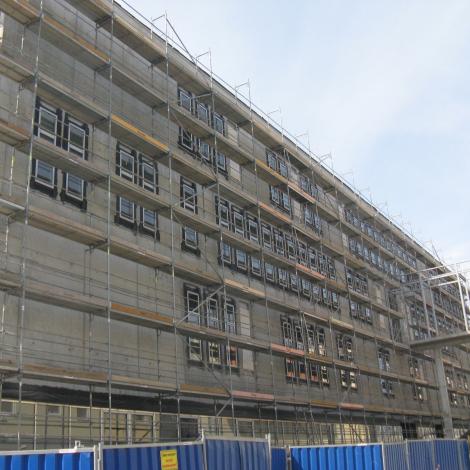 Budynek C Śląskiego Centrum Chorób Serca z rusztowaniami