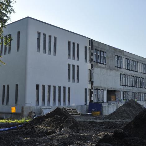 połowa szarej elewacji na ściane