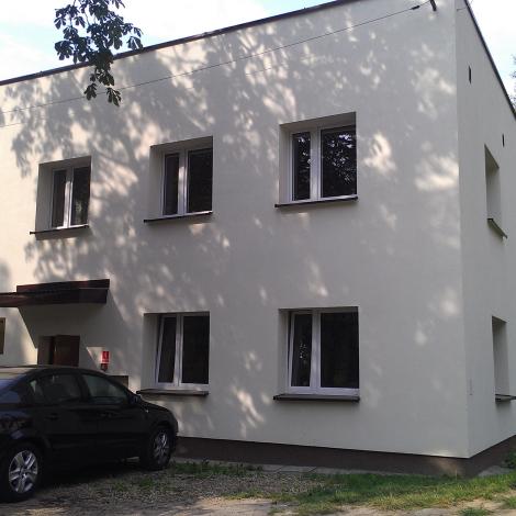 budynek wymiennikowni z nową szarą elewacją