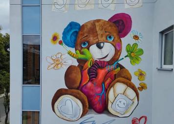 Pluszowy Miś - mural o symbolice poruszającej temat transplantacji narządów u dzieci - Zdjęcie główne