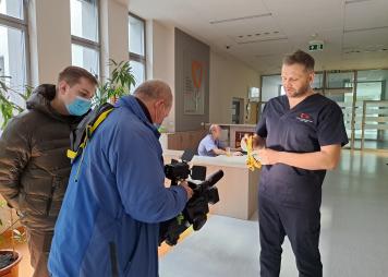 Dr M. Urlik prezentuje model tchawicy 3D