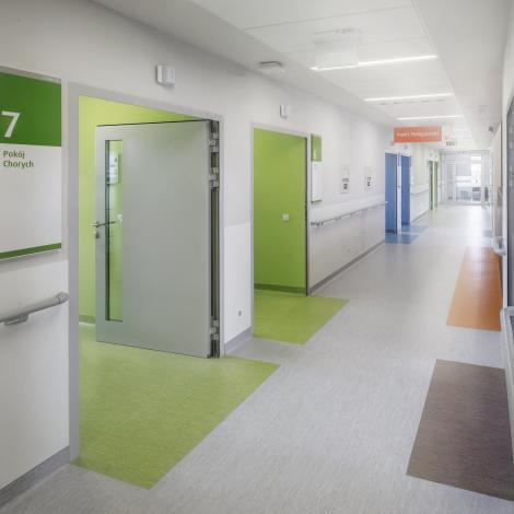 korytarz szpitalny z kolorowymi wejściami do sal