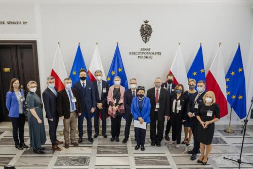 Zespół ds. transplantacji stojący na korytarzu Senatu