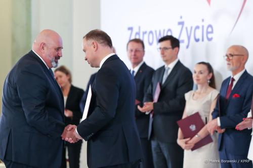 Profesor Piotr Przybyłowski ściska dłoń Prezydenta RP Andrzeja Dudy podczas mianowania go członkiem Rady Eksperckiej programu 