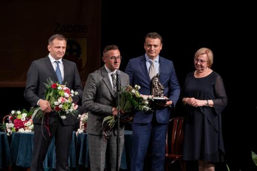Laureaci nagrody Św Kamila wraz z Panią Prezydent Małgorzatą Mańka-Szulik Laureaci nagrody Św Kamila wraz z Panią Prezydent Małgorzatą Mańka-Szulik