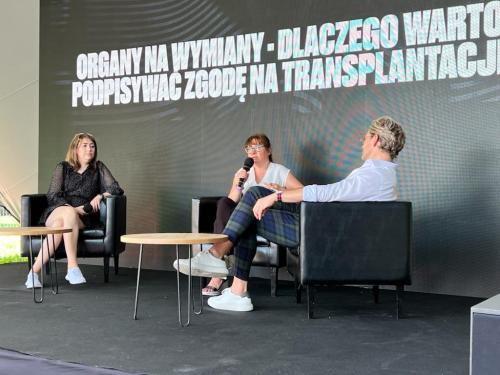 trzy osoby siedzące pod napisem: Organy na wymiany