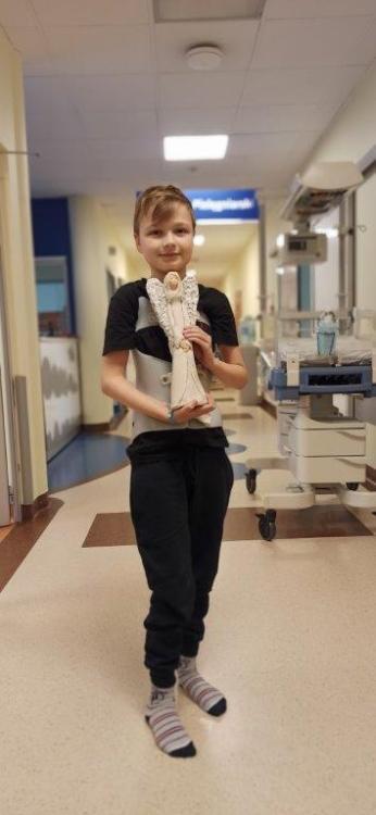 Dziecko trzymające figurkę anioła Dziecko trzymające figurkę anioła