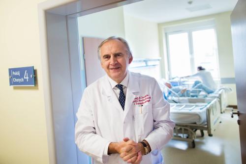 Prof. M. Zambala przed salą chorych