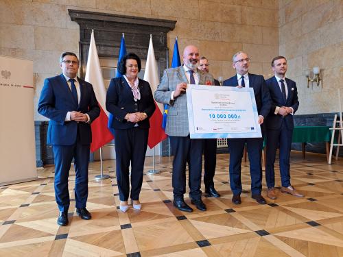 Czek z rąk ministra zdrowia odbiera prof. P. Przybyłowski Czek z rąk ministra zdrowia odbiera prof. P. Przybyłowski
