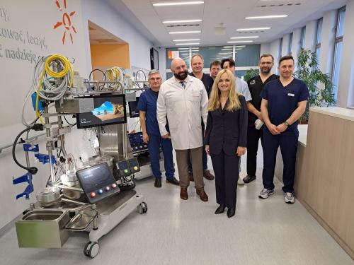 Minister Zdrowia z zespołem SCCS obok urządzenia zakupione z KPO