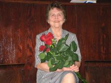 uśmiechnięta Lili Goldstein z bukietem róż