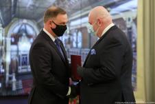 Prezydent Andrzej Duda ściskający dłoń profesora Piotra Przybyłowskiego