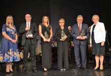 zbiorowe zdjęcie laureatów i przedstawicieli miasta Zabrze