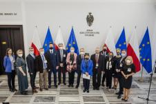 Zespół ds. transplantacji stojący na korytarzu Senatu