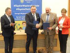 Uścisk dłoni pomiędzy Marszałkiem Jakubem Chełstowskim, a profesorem Przybyłowskim