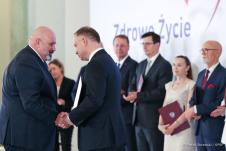 Profesor Piotr Przybyłowski ściska dłoń Prezydenta RP Andrzeja Dudy podczas mianowania go członkiem Rady Eksperckiej programu 