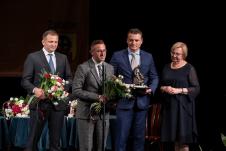 Laureaci nagrody Św Kamila wraz z Panią Prezydent Małgorzatą Mańka-Szulik