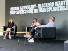 trzy osoby siedzące pod napisem: Organy na wymiany