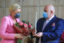 Pierwsza Dama z bukietem kwiatów, obok profesor Piotr Przybyłowski