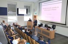 Profesor Lekston omawiający Rozwój leczenia zawału przed publiką