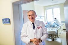 Prof. M. Zambala przed salą chorych