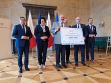 Czek z rąk ministra zdrowia odbiera prof. P. Przybyłowski