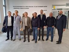 Zdjęcie grupowe w holu budynku A+