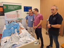 Zespół prowadzący warsztaty obok fantoma 