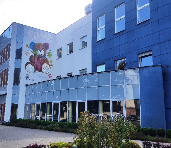 Budynek B Śląskiego Centrum Chorób Serca z muralem misia na bocznej ścianie