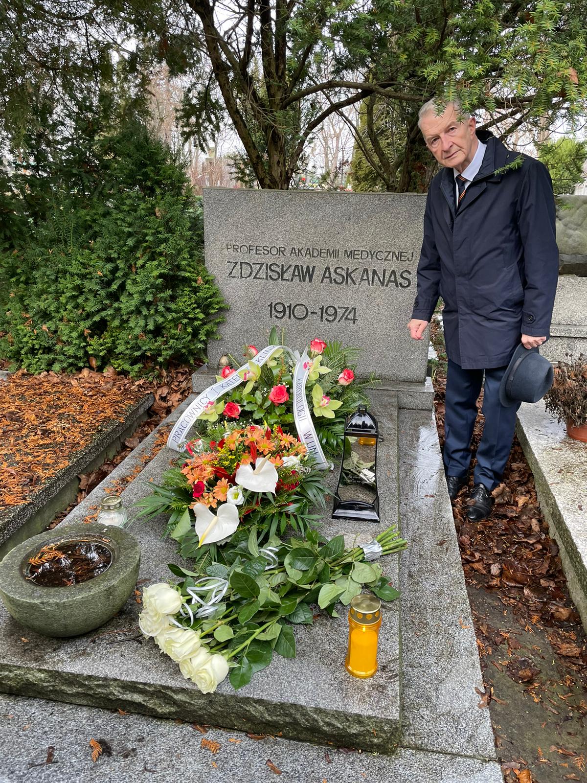 Prof. A. Lekston przy grobie prof. Z. Askanasa