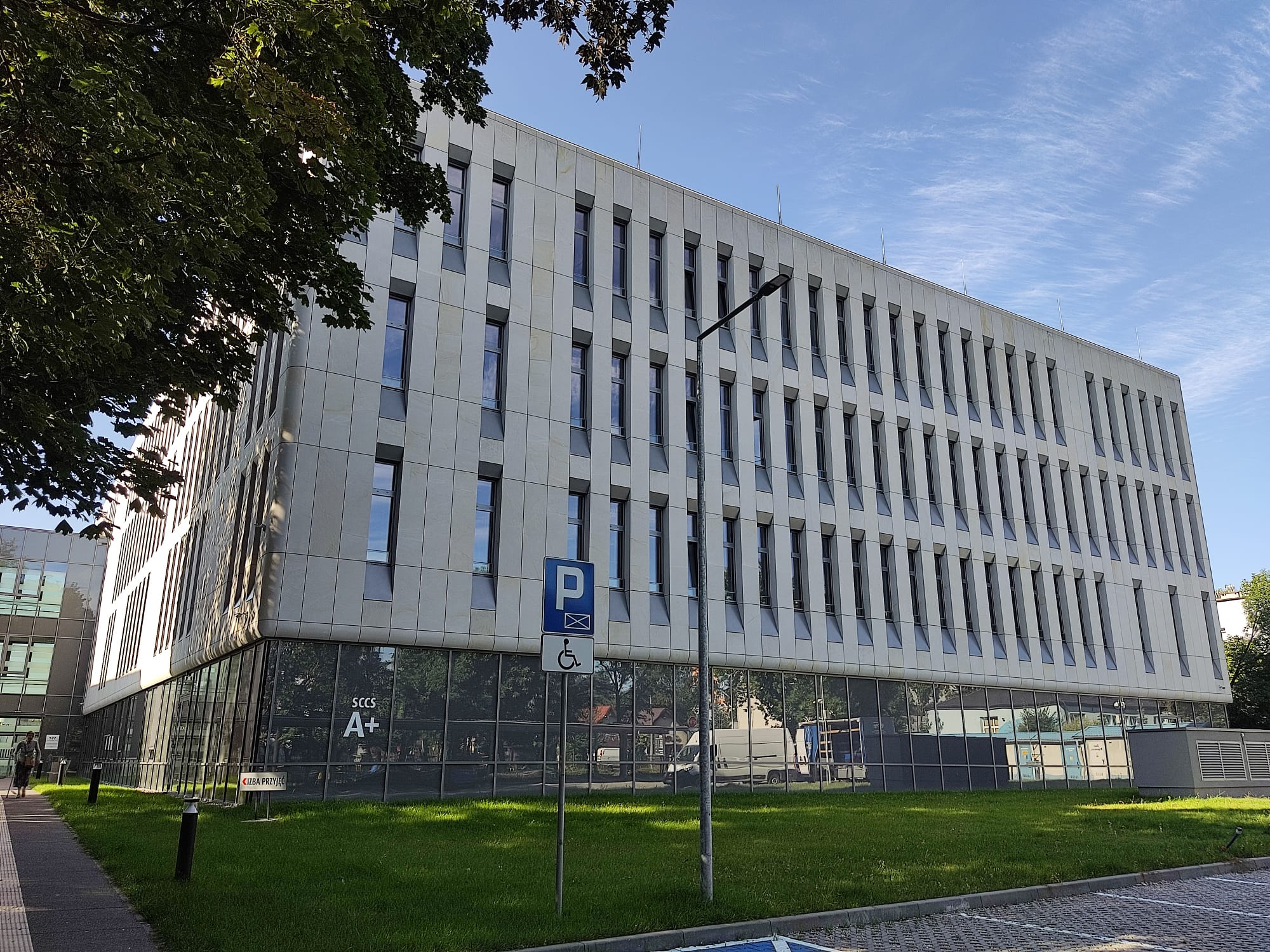 budynek A+  budynek z wąskimi oknami, szarą elewacją, oszklony u dołu